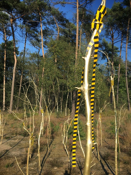 Serendipity maximus, 2018, H200-400 cm, 30 golden trees